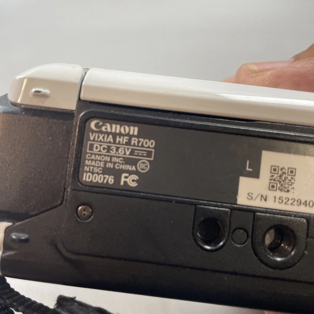 Canon VIXIA HF R700 Full HD Camcorder 57x Zoom White